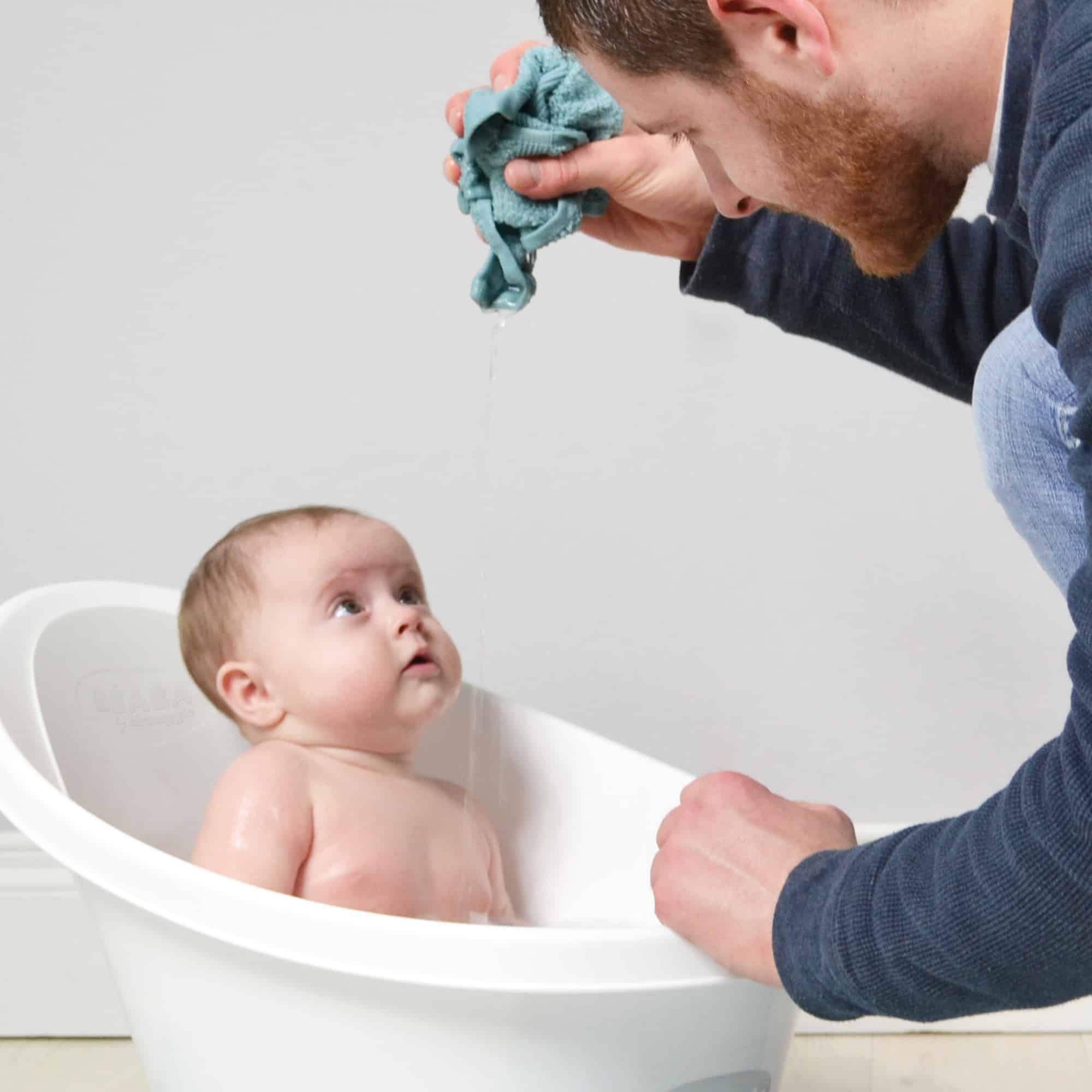 Dad cleaning baby in Beaba by Shnuggle Baby bath
