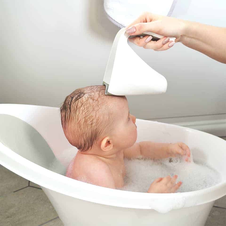 Mom cleaning baby's hair with Beaba by Shnuggle Washy Cup