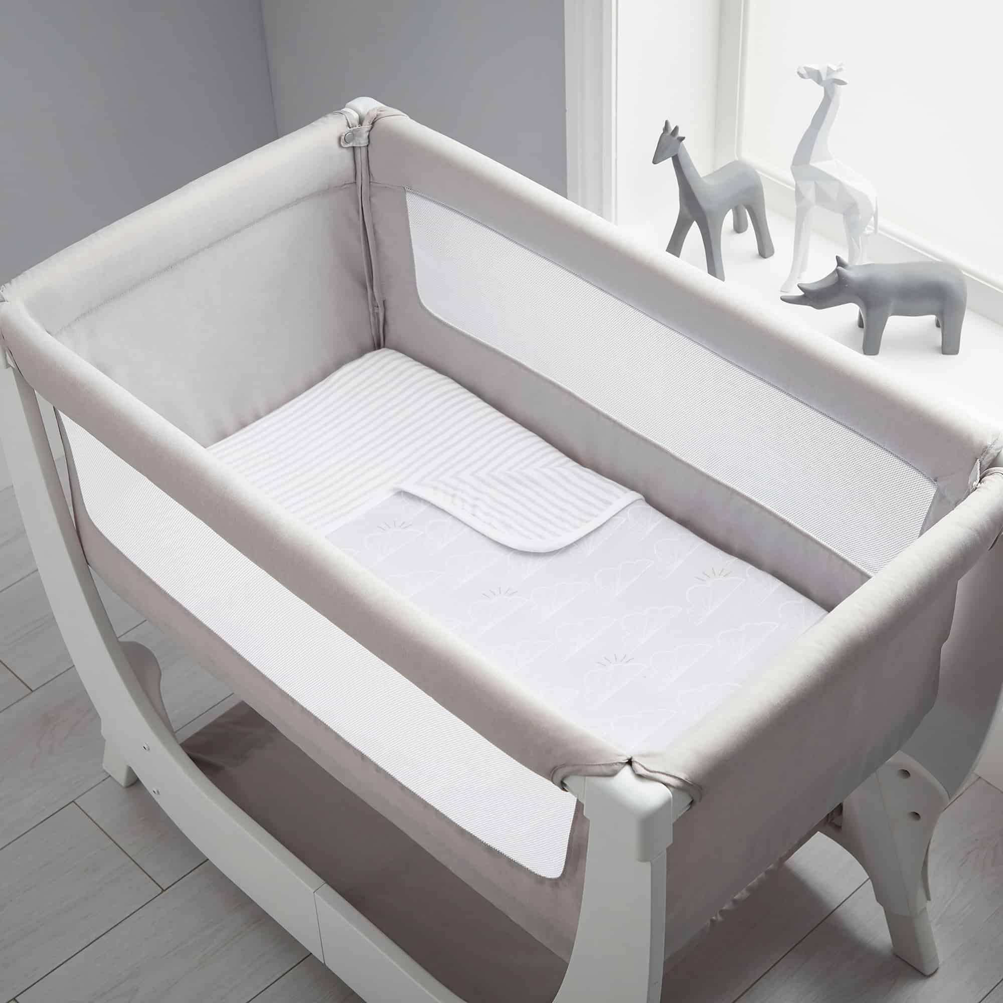 Beaba by Shnuggle Bedside Sleeper Infant Crib Bedding Set In Crib
