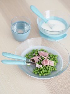 Beaba 3-Piece Glass Suction Baby Feeding Set Rain on Kitchen Table With Food